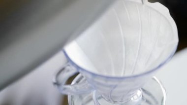 V60 bira makinesinde bir fincan kahve yapmak ve sabahları kağıt filtresi dökmek.