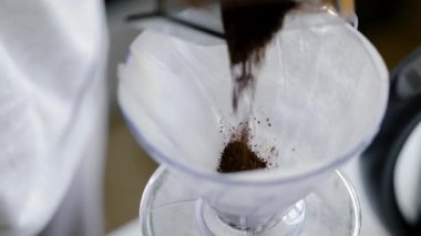 V60 bira makinesinde bir fincan kahve yapmak ve sabahları kağıt filtresi dökmek.