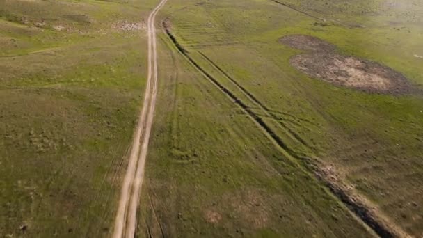 ドローンは 南カザフスタンの日没時にイリ川と春の草原の近くのキャンプ場を明らかにしました 美しい自然景観 — ストック動画