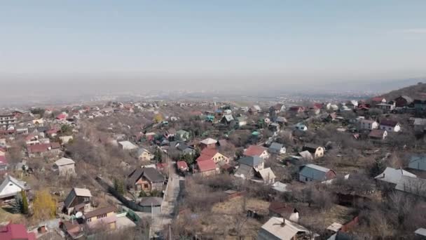 Vista Aérea Drone Baixa Cidade Casas Primavera Cidade Almaty Cazaquistão — Vídeo de Stock