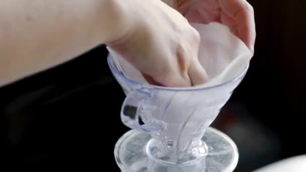 Faire Une Tasse Café Dans Brasseur V60 Avec Filtre Papier — Video