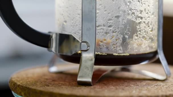 Пивоварение Кофе Помощью V60 Метод Влить Стеклянную Тарелку — стоковое видео