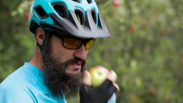 Портрет Бородатого Велосипедиста Мтб Синій Сорочці Шолом Їдає Яблуко Гірському — стокове відео