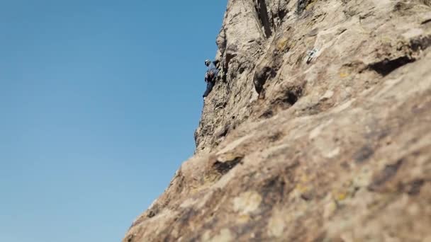 Hombre Atleta Azul Corto Casco Escalar Roca Alta Con Cuerda — Vídeos de Stock