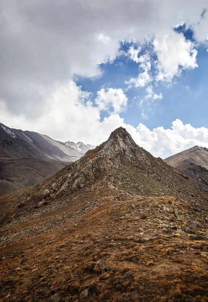 Berg Klippa Landskap Dal Mot Blå Molnig Himmel Tien Shan — Stockfoto