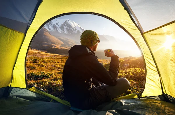 在中亚 哈萨克斯坦 阿拉木图 一个徒步旅行者的帐篷里 喝着热茶 夕阳西下 望着冰封的高山谷地 — 图库照片