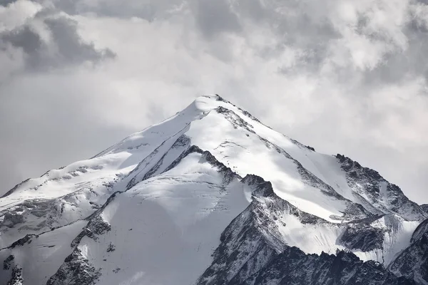 Zonsopgang Hoge Berg Top Sovetov Met Sneeuw Tegen Blauwe Bewolkte — Stockfoto