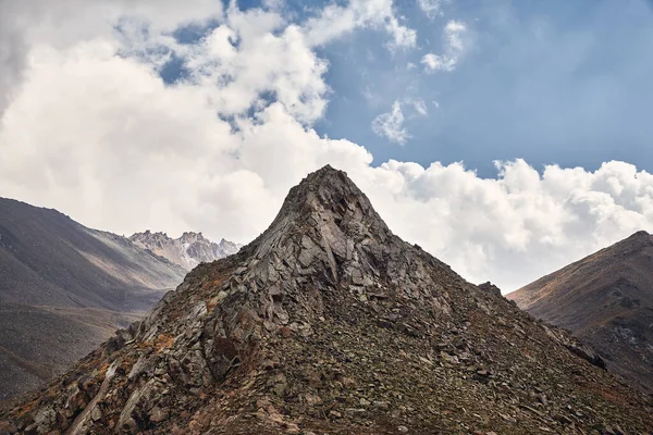 Montagna Roccia Paesaggio Valle Contro Cielo Nuvoloso Blu Tien Shan — Foto Stock