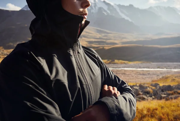 Анонимный Портрет Молодого Туриста Черной Куртке Стоящего Фоне Красивого Заката — стоковое фото