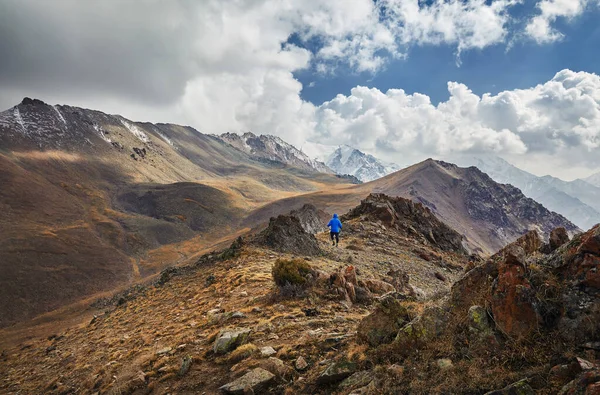 Mavi Ceketli Adam Hiker Sonbaharda Dağ Vadisinde Bulutlu Gökyüzüne Karşı — Stok fotoğraf