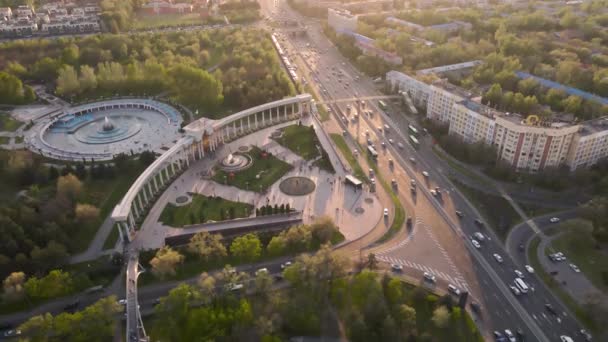 Vista Aérea Del Arco Entrada Parque Del Primer Presidente Almaty — Vídeo de stock