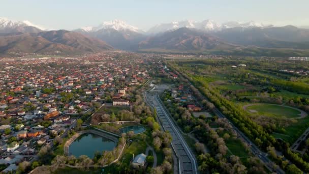 Luchtfoto Drone Uitzicht Panorama Van Grote Almaty Rivier Huizen Met — Stockvideo