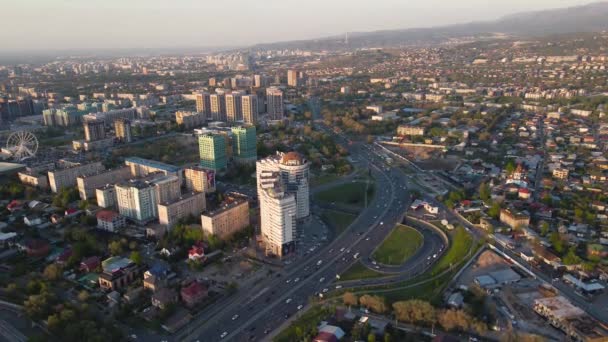 Luchtfoto Drone Panorama Van Alfarabi Laan Met Autoverkeer Grote Gebouwen — Stockvideo
