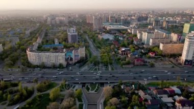 Alfarabi Bulvarı 'nın hava aracı görüntüsü. Köprüde trafik var. Nehir ve Kazakistan' daki büyük binalar.