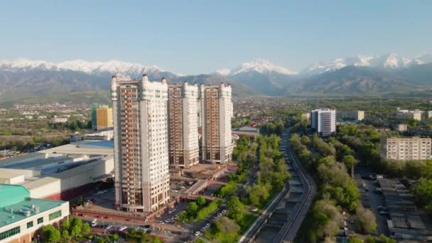 Almaty Şehrinin Arka Planında Kar Dağları Manzaralı Büyük Almaty Nehri — Stok video