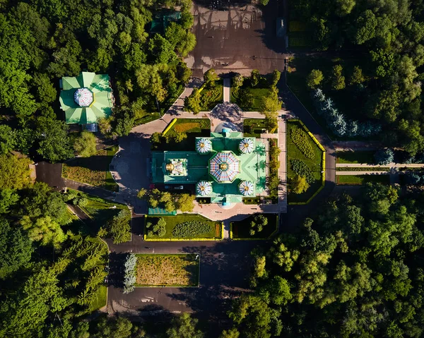 哈萨克斯坦阿拉木图市Panfilov公园的阿森松大教堂俄罗斯东正教教堂的空中无人驾驶飞机俯冲拍摄 — 图库照片