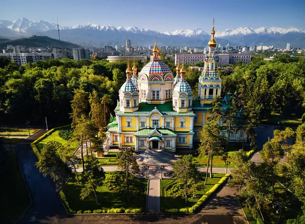 Panorama Aéreo Catedral Ascensión Iglesia Ortodoxa Rusa Montañas Nieve Fondo — Foto de Stock
