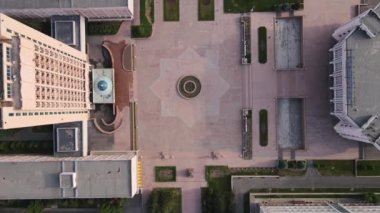 Kazakistan 'ın Almaty şehrinde Timiryazev caddesi yakınlarında yıldız desenli Kazak Ulusal Üniversite Eğitim Merkezi Meydanı' nın hava aracı görüntüsü.