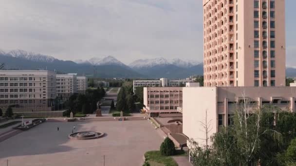 Kazakistan Arka Planında Kazakistan Timiryazev Caddesi Yakınlarındaki Kazak Ulusal Üniversite — Stok video