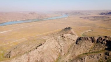 İHA, güney Kazakistan 'da gün batımında Ili nehri ve bahar bozkırlarını görüntüledi. Güzel doğa manzarası