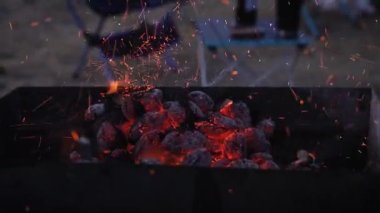 Boş mangal kömürü ızgarası, büyük ateş ve dumanla birlikte, kamp alanında yanıyor. Yavaş çekim. Yakın çekim..