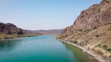 İHA, güney Kazakistan 'da gün batımında Ili nehri ve bahar bozkırlarını görüntüledi. Güzel doğa manzarası