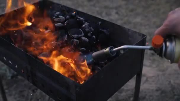 空的热木炭烧烤烧烤烤炉用煤气炉燃烧着大火和浓烟在户外露营时燃烧着 慢动作近身 — 图库视频影像