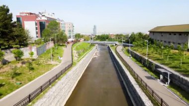 Kazakistan 'ın arka planında Kazakistan' ın Timiryazev caddesi yakınlarındaki Kazak Ulusal Üniversite Eğitim Merkezi Meydanı 'nın hava aracı görüntüsü Kazakistan' da kar dağlarına karşı.