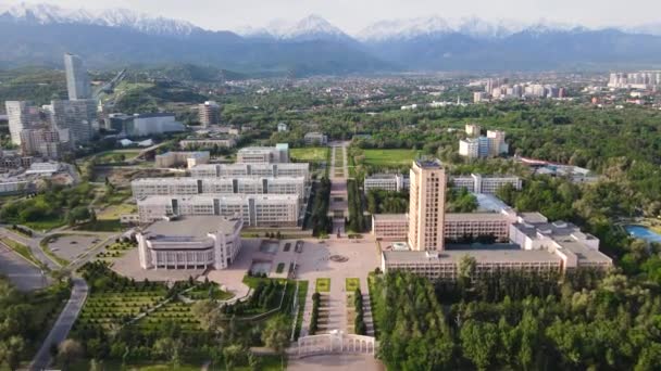 Воздушный Беспилотник Видом Площадь Образовательного Центра Казахского Национального Университета Возле — стоковое видео
