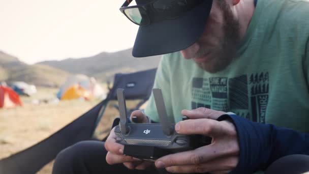 Drohnenpilot Mit Fernbedienung Der Natur Campen Freien Nahaufnahme Zeitlupe — Stockvideo