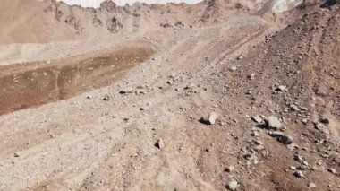 Kazakistan 'da sonbahar zamanı, kar buzulu ve tepelerle dağların güzel manzarası. Açık hava ve yürüyüş konsepti, insansız hava aracı görüntüsü.