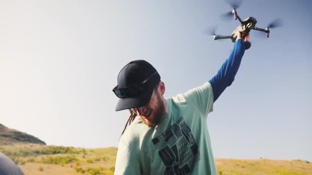 Pilot Drona Trzymający Swój Quadcopter Ręku Podczas Startu Kempingu Natury — Wideo stockowe