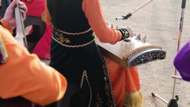 Mujer Ropa Tradicional Asiática Tocando Instrumento Cuerda Festival Étnico Kazajstán — Vídeo de stock
