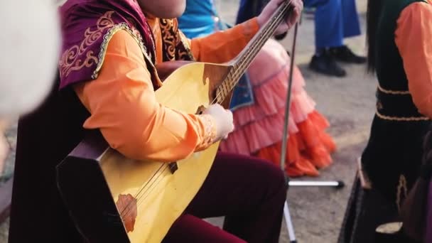 Man Traditionele Aziatische Kleding Strijkinstrument Het Etnische Festival Kazachstan Centraal — Stockvideo