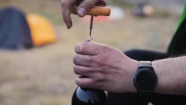 Händer Man Öppna Flaska Vin Med Korkskruv Utomhus Camping Vid — Stockvideo