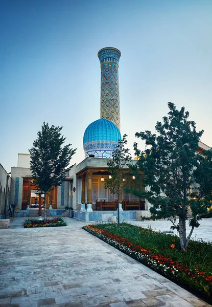 撒马尔罕永恒城Boqiy Shahar Registan公共广场 内有乌兹别克斯坦古城的清真寺和尖塔现代建筑群 — 图库照片