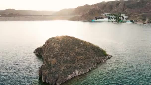 Pandangan Udara Landscape Pulau Berbatu Kecil Dengan Burung Camar Danau — Stok Video