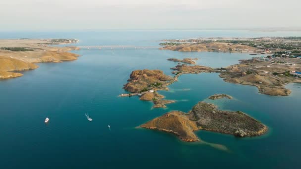 Luchtfoto Landschap Van Kleine Rotsachtige Eilanden Lagune Witte Boot Het — Stockvideo