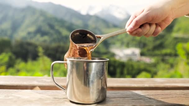 Brebaje Mujer Prepara Café Copper Cezve Las Montañas Vierta Bebida — Vídeo de stock