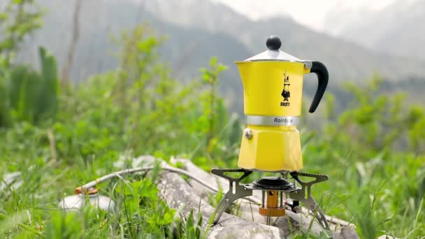 냄비는 여름에 야영하는 산에서 증기로 커피를 만든다 식사로 음료를 요리하는 — 비디오
