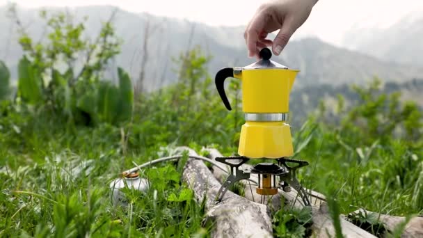 Gele Moka Pot Zet Koffie Met Stoom Groene Berg Camping — Stockvideo