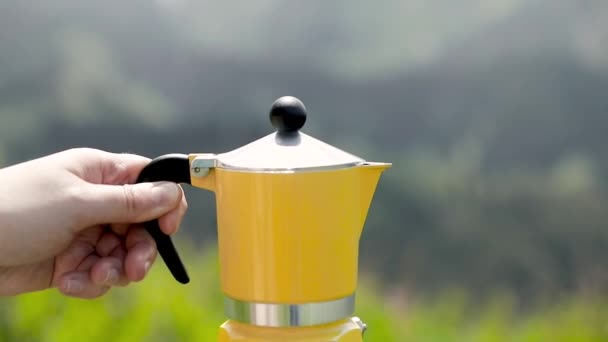 Moka Pot Giallo Fare Caffè Con Vapore Campeggio Montagna Verde — Video Stock
