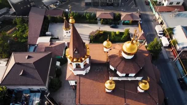 Drone Aéreo Tiro Igreja Ortodoxa Pôr Sol Contra Fundo Montanhas — Vídeo de Stock