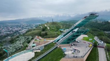 Almatı, Kazakistan 'daki kar dağlarına karşı Sunkar' ın trambolin atlama sporu kompleksinin hava aracı görüntüsü