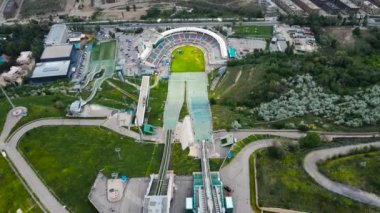 Almaty, Kazakistan 'daki kar dağlarına karşı Sunkar kayağı trambolin atlama kompleksinin yukarıdan aşağı görüntüsü