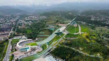 Almatı, Kazakistan 'daki kar dağlarına karşı Sunkar' ın trambolin atlama sporu kompleksinin hava aracı görüntüsü