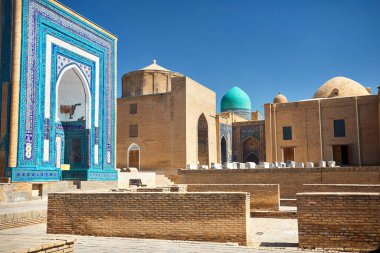 Özbekistan, Semerkand 'daki mavi ve turkuaz taştan mozaik mozaiklerle süslenmiş Shahi Zinda' nın güzel tarihi mezarlığı giriş kapısı..