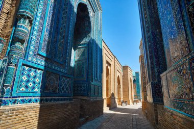 Özbekistan, Semerkand 'daki mavi ve turkuaz taştan mozaik mozaiklerle süslenmiş Shahi Zinda' nın güzel tarihi mezarlığı giriş kapısı..