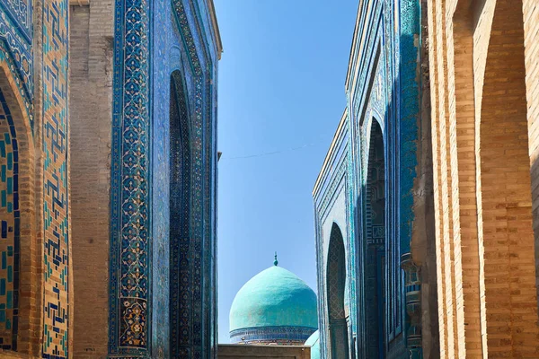 우즈베키스탄 칸트에 파란색 청록색 모자이크로 아름답게 장식된 입구의 아름다운 — 스톡 사진