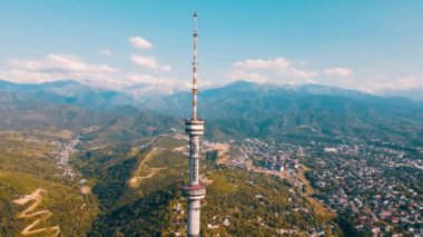 Hava aracı, sembol Almaty şehrinin yüksek televizyon kulesinin görüntüsünü ve Kazakistan 'daki kar dağlarına karşı Koktobe tepesine park ettiğini gösteriyor.